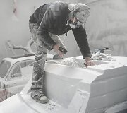 Menininkas Italijoje kuria &bdquo;Fiat 500&ldquo; skulptūrą i&scaron; marmuro