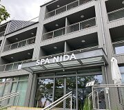 Vie&scaron;butis &bdquo;SPA Nida&ldquo; &ndash; pirmasis Kur&scaron;ių nerijoje, turintis 4 plius žvaigždutės. Vie&scaron;bučio i&scaron;skirtinumas &ndash; darbas apskritus metus ir baseinas.