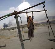 Afganistanas, 2015 liepos 20 d. Kabule žaidžiantis berniukas