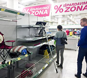 Paskelbus apie &bdquo;Prismos&ldquo; uždarymą lietuviai &scaron;luoja parduotuvės lentynas