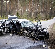 Karačiūnų gatvėje BMW atsitrenkė į medį