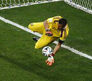 Argentinos vartininkas Sergio Romero atlaikė Rono Vlaaro smūgį į vartus