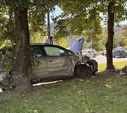 Vilniuje automobilis rėžėsi į autobusų stotelę su žmonėmis: viena mergina žuvo