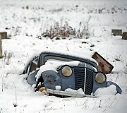Pietvakarių Prancūzijoje apsnigtame lauke apleistas automobilis