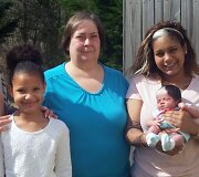 Brianna Worthy (de&scaron;inėje) su mama, seserimi, senele ir dukra