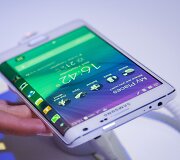 &bdquo;Samsung Galaxy Note Edge&ldquo; &ndash; pirmasis i&scaron;anusis, turntis i&scaron;lenktą ekraną telefono &scaron;one