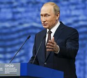Rusijos prezidentas Vladimiras Putinas penktadienį ekonomikos forume Sankt Peterburge