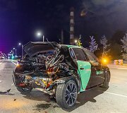 Girtas autobusiuko vairuotojas Ateities gatvėje smarkiai trenkėsi į stovintį &bdquo;Peugeot&ldquo; automobilį