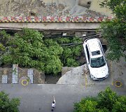 Kinijoje įgriuvo automobilių stovėjimo ai&scaron;ktelė