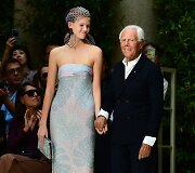 &bdquo;Giorgio Armani&ldquo; 2020 m. pavasario ir vasaros kolekcijos modelis