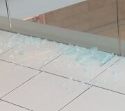 Prekybos centre &bdquo;Europa&ldquo; sudužo stiklo konstrukcija, sumontuota prie laiptų turėklo.