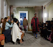 &bdquo;Burberry&ldquo; 2018 m. pavasario ir vasaros kolekcijos modelis