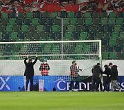 Prie&scaron; rungtynes Sankt Galeno stadione &Scaron;veicarijoje buvo keičiami vartai.