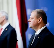 Dalios Grybauskaitės vizitas Lenkijoje antros kadencijos pabaigoje įvertintas teigiamai, bet pirmasis iniciatyvą gerinti santykius parodė premjeras Saulius Skvernelis.