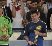 Vokietijos vartininkas gavo &bdquo;Auksinės pir&scaron;tinės&ldquo; apdovanojimą, o Lionelis Messi &bdquo;Auksinio kamuolio&ldquo; apdovanojimą