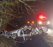 Policijos stabdomas BMW nestojo &ndash; nulėkė nuo kelio ir trenkėsi į medį: žuvo jaunas vairuotojas