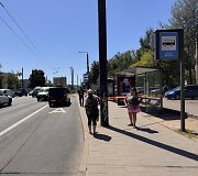 Vilniuje automobilis rėžėsi į autobusų stotelę su žmonėmis: viena mergina žuvo