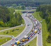 Dėl sunkiasvorio automobilio avarijos Vakariniame aplinkkelyje kilo eismo spūstys
