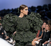Juozo Statkevičiaus 2020 m. pavasario ir vasaros &bdquo;haute couture&ldquo; kolekcijos modelis
