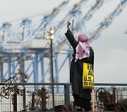 Protestuotojai blokavo JAV karinį laivą, kuriuo, manoma, gabenami ginklai Izraeliui