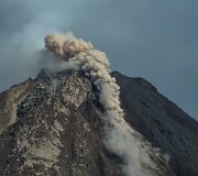 Prabudęs Sinabungo ugnikalnis Indonezijoje