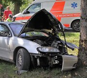 Nuo kelio nuvažiavo &bdquo;Opel Omega&ldquo; ir skaudžiai rėžėsi į medį