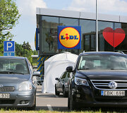 Po darbų vilniečiai suskubo į naujai atidarytas &bdquo;Lidl&ldquo; parduotuves