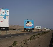 Ry&scaron;kus kontrastas tarp reklamų ir nykaus Peru peizažo