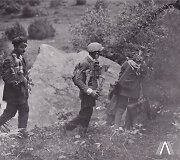 P. Luko&scaron;ius, R. Kalpokas, A. Tamo&scaron;aitis renka liaudies meno eksponatus 1926 m.  Žemaitijoje, Plungės raj.