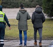 &Scaron;iaulių policija drausmino per pertraukas rūkančius paauglius
