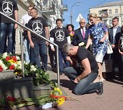 Kijeve prie Nyderlandų ambasados dedamos gėlės