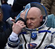 Beveik metus kosmose praleidę TKS nariai sėkmingai grįžo į Žemę