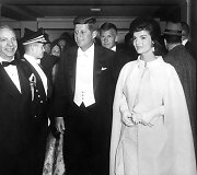 Johnas F. Kennedy su žmona atvyksta į inauguracijos puotą 1961 m.
