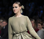 Juozo Statkevičiaus 2020 m. pavasario ir vasaros &bdquo;haute couture&ldquo; kolekcijos modelis