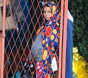Migrantės slepiasi nuo lietaus prie Graikijos sienos su Makedonija