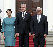 Vokietijos prezidentas Frankas Walteris Steinmeieris (de&scaron;inėje) su žmona Elke Buedenbender (kairėje) priėmė Gitaną Nausėdą ir Dianą Nausėdienę.