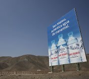 Ry&scaron;kus kontrastas tarp reklamų ir nykaus Peru peizažo