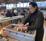 Prekybininkė Indrė dėlioja tik ką žvejų i&scaron;trauktą stintą į vitriną. Per praėjusias Kalėdas stintos nebuvo, dabar jūra dosni.
