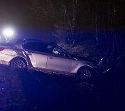 Policijos stabdomas BMW nestojo &ndash; nulėkė nuo kelio ir trenkėsi į medį: žuvo jaunas vairuotojas