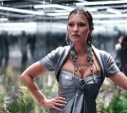 &bdquo;Fendi&ldquo; 2021 m. pavasario ir vasaros auk&scaron;tosios mados kolekcijos modelis: Kate Moss