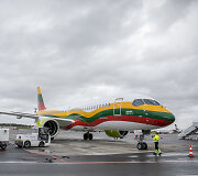 Lietuvos vėliavos spalvomis nudažyto lėktuvo &bdquo;Airbus A220-300&ldquo; pasitikimas Vilniaus oro uoste