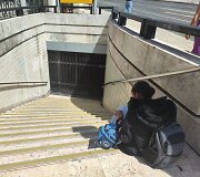 Mergina prie uždaryto metro Lisabonoje