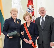 2017 02 16. Lietuvos Respublikos Prezidentė Dalia Grybauskaitė Ordino &bdquo;Už nuopelnus Lietuvai&ldquo; Didžiuoju kryžiumi apdovanoja Almą Adamkienę 