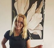 Svetlana prie savo pie&scaron;to paveikslo