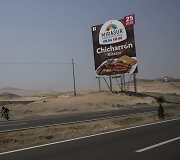 Ry&scaron;kus kontrastas tarp reklamų ir nykaus Peru peizažo