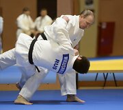 Vladimiras Putinas dziudo treniruotėje su nacionaline dziudo rinktine ir jos treneriu