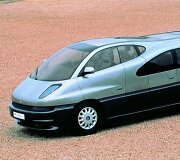 Italdesign Columbus &ndash; beveik 6 metrų ilgio, 2,06 metrų auk&scaron;čio ir 2,2 metrų pločio minivenas. (Gamintojo nuotrauka)