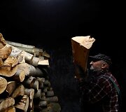 Ba&scaron;čadų kalnuose medžio anglies gamyboje dirbantys lenkai