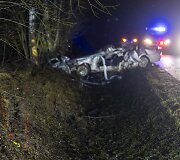 Policijos stabdomas BMW nestojo &ndash; nulėkė nuo kelio ir trenkėsi į medį: žuvo jaunas vairuotojas