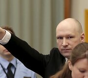 Norvegijoje į teismo posėdį atvykęs ekstremistas Breivikas pademonstravo nacių pasisveikinimą